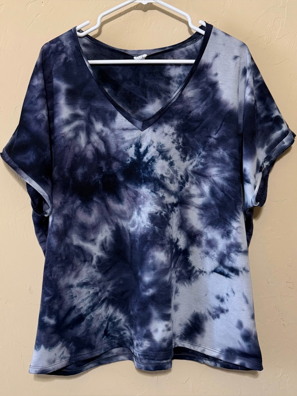 Women's V-Neck Tie-Dye Short Sleeve Tee in Navy/White